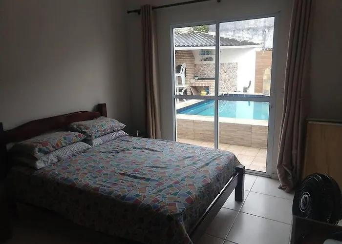Casa Em Itanhaem Com 2 Quartos Garagem P 2 Carros, Churrasqueira, Piscina 200 M Da Praia